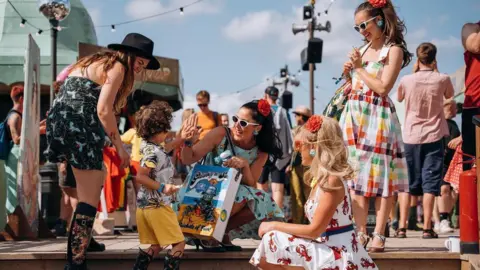 James Stiles / LABL FOTO The Charlalas talk to child and mother 