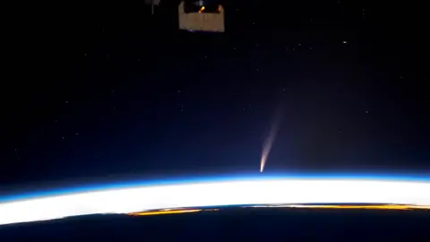 Don Pettit/NASA Comet seen in space from the International Space Station 