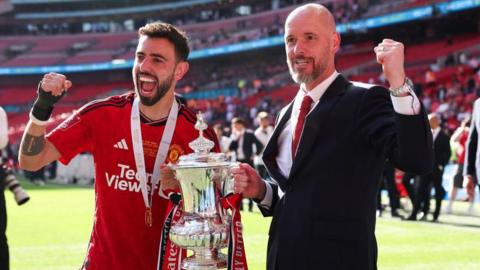 Manchester United manager Erik ten Haag celebrates the FA Cup win with captain Bruno Fernandes