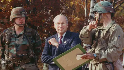 Getty Images Soldiers briefing Dick Cheney, the new defense secretary, in 1989