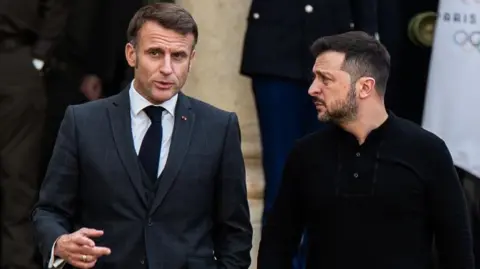 Getty Images Presiden Prancis Emmanuel Macron dan Presiden Ukraina Volodymyr Zelensky di Istana Elysee selama KTT bilateral pertama Tur Eropa Zelensky di Paris, Prancis, pada 10 Oktober 2024. 