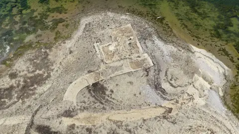 Joe Giddens/PA Wire. Los restos de los edificios vistos desde el aire. Se pueden apreciar los cimientos y parte del embalse.