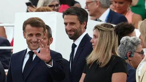 O presidente da AFP França, Emmanuel Macron (centro), na Place de la Concorde antes do início da cerimônia de abertura dos Jogos Paraolímpicos de 2024 em Paris, em 28 de agosto de 2024