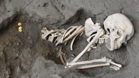 Archaeological Park of Pompeii/Sophie Hay Skeleton of a woman and gold coins