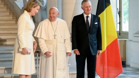 Vatican Pool/Getty Images Paus Franciscus met de koning van België en koningin Mathilde in het kasteel van Laken op 27 september 2024 