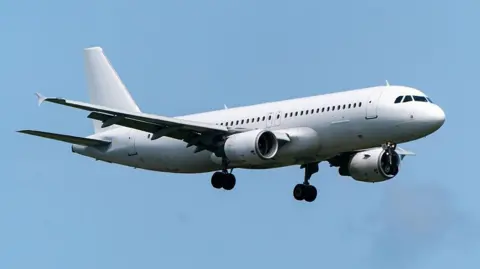 Getty Images Airbus A320-214 da FlyOne contra um céu azul