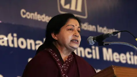 Getty Images Tamil Nadu Başbakanı J Jayalalithaa Hint Sanayi Konfederasyonu (CII) Ulusal Konsey toplantısında 5 Temmuz 2011 tarihinde Chennai, Hindistan'da.