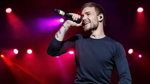 Getty Images Liam Payne śpiewa na scenie