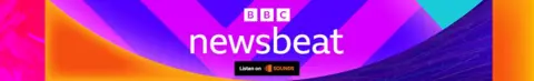 Logotipo de rodapé do BBC NewsBeat. Possui o logotipo da BBC e o Word Newsbeat em branco no fundo colorido de formas roxas, roxas e laranja. No fundo da leitura do quadrado preto "Ouça os sons" é visível.