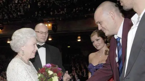 Getty Images Queen Elizabeth II meets comedian Al Murray after the Royal Variety Performance at the Empire Theatre in 2007 