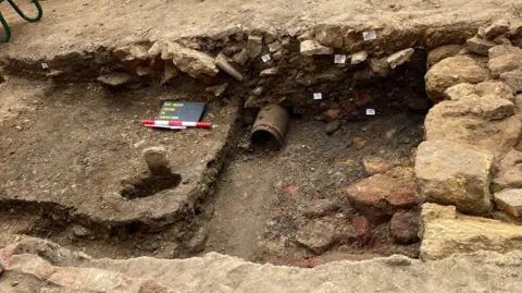 Martin Heath/BBC An archaeological dig in Northampton