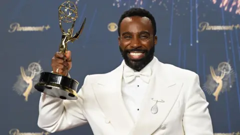 Getty Images Tramell Tillman pozē ar atbalsta aktieri drāmas sērijas balvā par "Atlaišana" 77. Primetime Emmy balvās, kas notika Peacock teātrī 2025. gada 14. septembrī Losandželosā, Kalifornijā