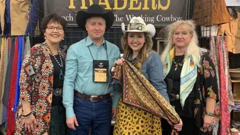 por Wyoming Traders Alan Chadwick em um desfile de roupas para o cowboy trabalhador