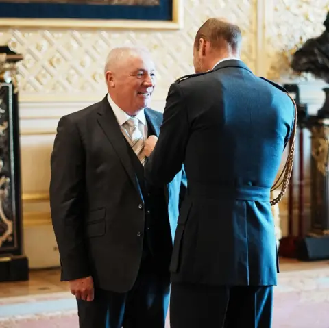 Ally McCoist de PA Media recibiendo una OBE del Príncipe William