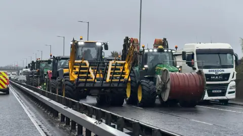 Вид с воздуха на фермерскую блокаду в Белфасте