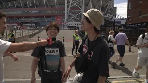 Oasis fans singing