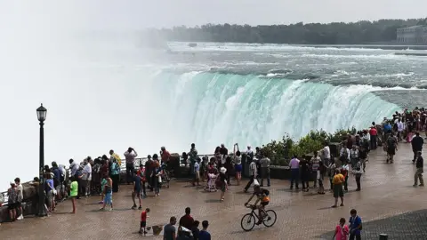 Getty Images People in Niagara Falls که توسط کانادا و ایالات متحده به اشتراک گذاشته شده است