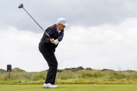 Goście PA Media oglądają Tee Donalda Trumpa na swoim nowym polu golfowym w Aberdeenshire.