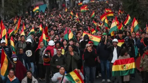 Reuters / Claudia Morales People in La Paz take part in a "march in defence of democracy" and against road blockades and pressure measures in La Paz on 20 May, 2026.
Many are carrying the Bolivian flag