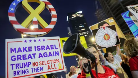  Israeli hostages' families and their supporters demand a deal that secures the release of all of them, in Tel Aviv, Israel (5 July 2025)