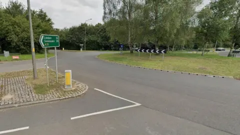 Northbridge Street roundabout and a road sign for London, Sevenoaks and the A21