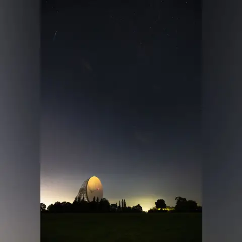 Andy Freeman/@f_otography1 A meteor above Jodrell Bank radio telescope