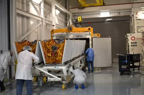 OneWeb Shipping satellites