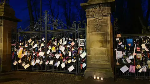 @lauzmur Gates to Queen's Park