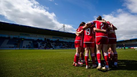 Nottingham Forest's women's team in a huddle
