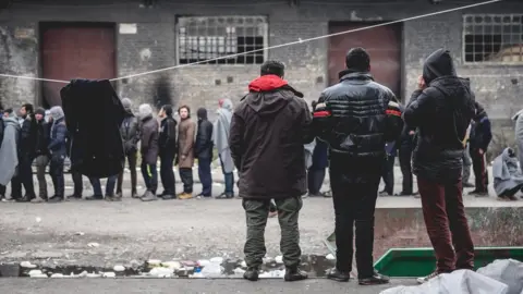 Miodrag Ćakić/Refugee Aid Serbia Refugees queue in Belgrade