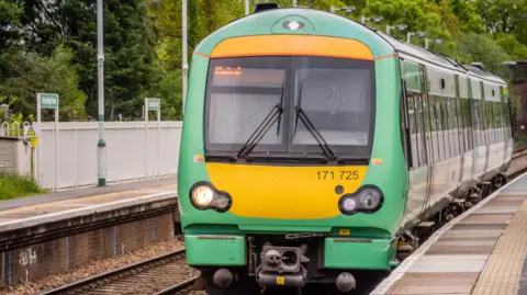 A green Southern class 171 at Edenbridge Town station.