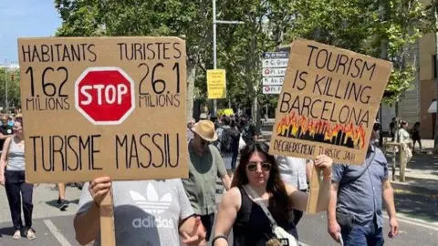 BBC Protesters take to the streets against overtourism 