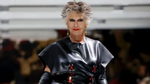 Getty Images Prue Leith desfila no desfile do 20º aniversário da VIN + OMI durante a London Fashion Week em setembro de 2024 no Kensington Building em 13 de setembro de 2024 em Londres.