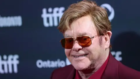 Getty Images Elton John comparece à estreia de 'Elton John: Never Too Late' durante o Festival Internacional de Cinema de Toronto de 2024 no Roy Thomson Hall em 6 de setembro de 2024 em Toronto, Canadá. 