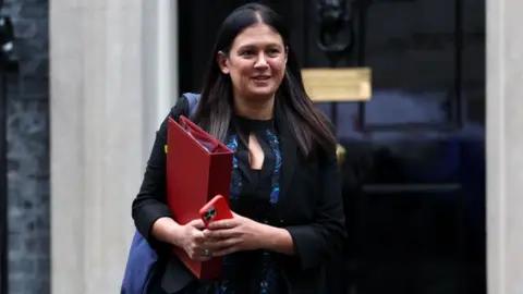 La secretaria de Cultura de Gran Bretaña, Lisa Nandy, abandona la primera reunión del Gabinete del nuevo gobierno laborista en Downing Street, Londres, Gran Bretaña, el 6 de julio de 2024. Keir Starmer se convirtió en el nuevo primer ministro del país el 5 de julio, después de que su partido obtuviera una victoria aplastante en las elecciones generales. El primer ministro Starmer preside su primer gabinete, Londres, Reino Unido - 6 de julio de 2024