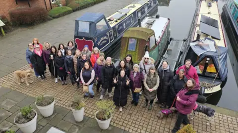 WOW A group of women next to canal boats 