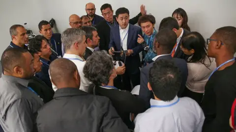 Kiara Worth/IISD huddle