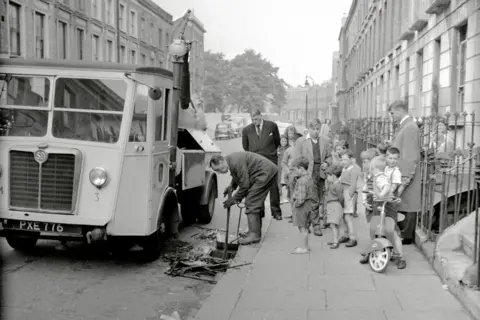 Getty Images Detectives look for murder weapon in Edenham Street, London, 1959