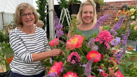 Jill Bennett/BBC Louisa Butcher and Sarah Hammond of Flowers from the Farm