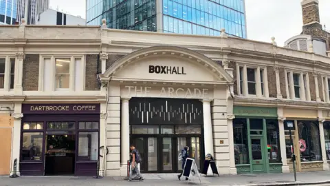 TfL victoria arcade