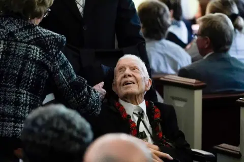 Getty Images Ish-presidenti i SHBA Jimmy Carter niset pas një shërbimi funerali për ish-Zonjën e Parë të SHBA-së Rosalynn Carter, në Kishën Baptiste Maranatha në Plains, Georgia, më 29 nëntor 2023.