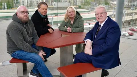 BBC Paul Price, Edward Daffarn, Margaret Aspinall y Jeff Edwards se sentaron alrededor de una mesa