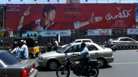 Póster de la película tamil Pokkiri de Getty Images y tráfico en la carretera de Chennai en 2007