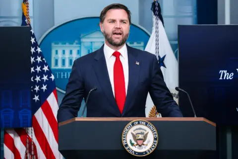 Wiceprezydent EPA USA JD Vance przemawia podczas odprawy prasowej w sali odprawy prasowej Jamesa S. Brady'ego w Białym Domu w Waszyngtonie.