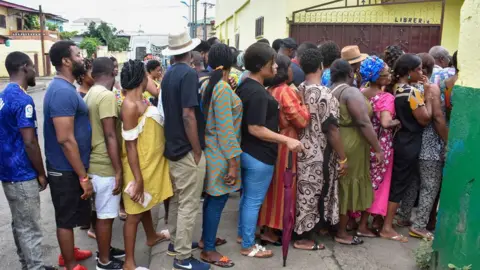 AFP Personas haciendo cola frente a un colegio electoral para votar en Malabo - noviembre de 2022