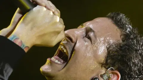 Getty Images Chester Bennington performs in Paris-Bercy (30 May 2007)