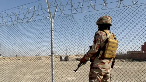 A Pakistani paramilitary soldier stands guard at the Pak-Iran border in Chaman, Pakistan, on 24 February 2026.