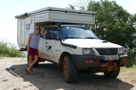 Armin and Tanja Tanja with the Mitsubishi in Kenya