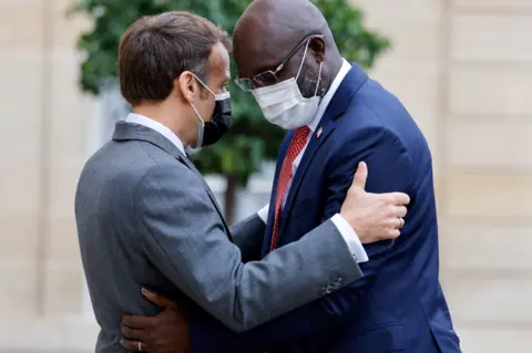AFP French President Emmanuel Macron (L) welcomes his Liberian counterpart George Weah with a hug to to Élysée Palace in Paris.
