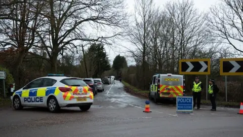 @999London Road closed by police